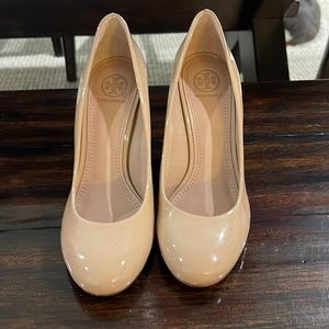 TORY BURCH Astoria patent wedge size 7